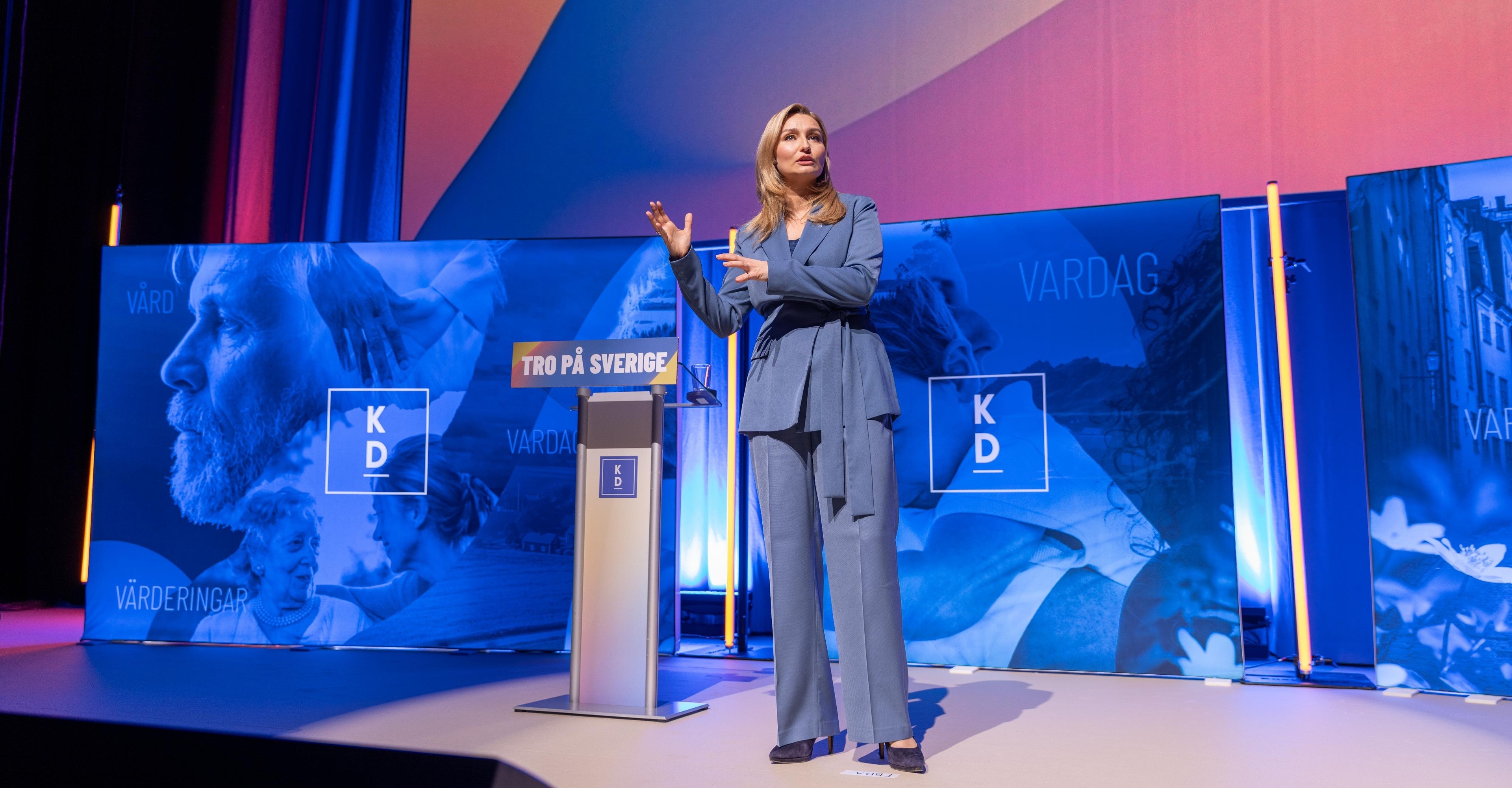 Ebba Busch på scenen — Kristdemokraternas riksting